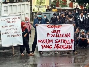 Slogan “Saya Satpol!” Warnai Demo di Kantor Bupati Gowa