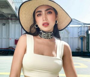 Bening Banget, Jessica Iskandar Tampil Sensual dengan Crop Top
