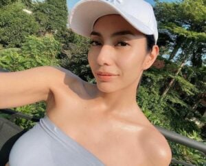 Gaya Hot Tyas Mirasih Saat Isoman, Pakai Kemben Pamer Kulit Kinclong