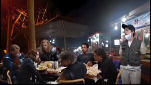 Gokil! Personel Avengers Kepergok Makan di Warung saat PPKM di Makassar