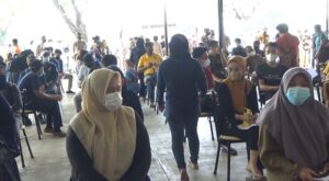 Wanita Ini Pilih “Walk Out” dari Antrean Vaksinasi, Ini yang Terjadi