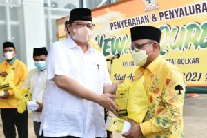 Dipimpin Airlangga Hartarto, Golkar Bagikan Paket Sembako dan Daging Kurban