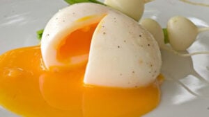 Makan Telur Setengah Matang, Cegah Penuaan hingga Bikin Stamina Kencang