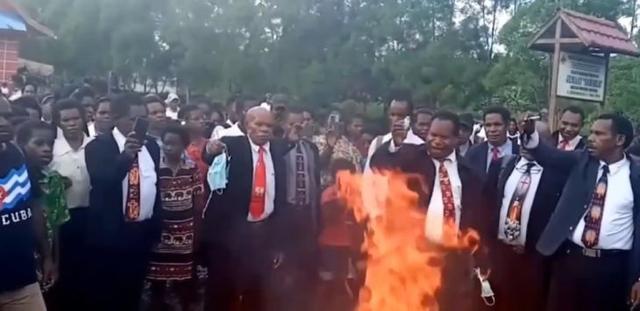 Tak Percaya Vaksin dan COVID-19, Puluhan Pendeta di Papua Bakar Masker!
