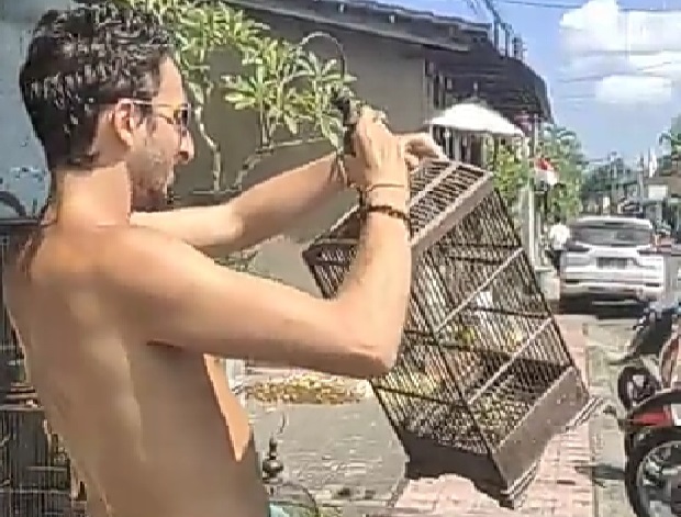 Viral! Bule Beli Burung Lalu Dilepaskan ke Alam Bebas