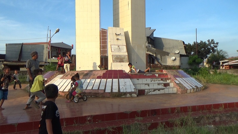 Nasib Emmy Saelan, Monumennya Telah Usang, Rusak dan Dipenuhi Rumput Liar