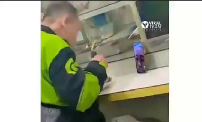 Ojol sedang Makan sambil VC dengan Istri Bikin Netizen Baper