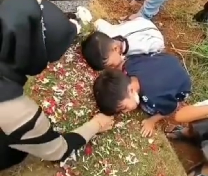 Bikin Hati Teriris, Wajah Polos Bocah saat Ziarah Makam: Assalamualaikum Mama!
