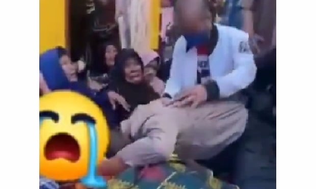 Viral! Tangis Casis Bintara Polri Pecah saat Pulang Saksikan Ayahnya Meninggal