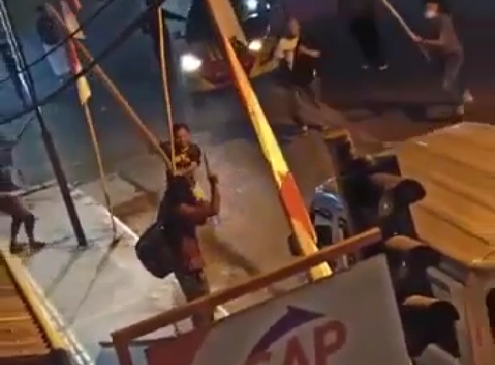 Pria Gondrong Acungkan Badik, Tak Goyah Meski Dipukuli secara Bertubi-tubi