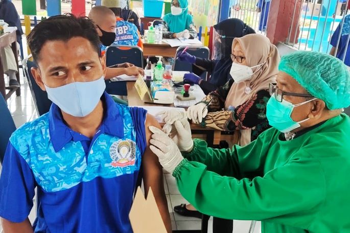 Program Vaksinasi Covid-19 Sudah Capai 100 Juta Dosis, Johnny G Plate Bilang Tidak Ada yang Perlu Ditakuti dari Vaksinasi