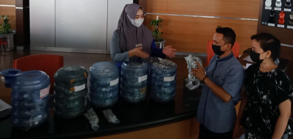 Beli Mobil Pakai Uang Receh, Pedagang Campuran ini Menabung Tiga Tahun