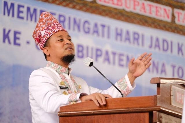 64 Tahun Tana Toraja, Plt Gubernur Serahkan Bantuan Keuangan, CSR, dan 3 Hand Traktor