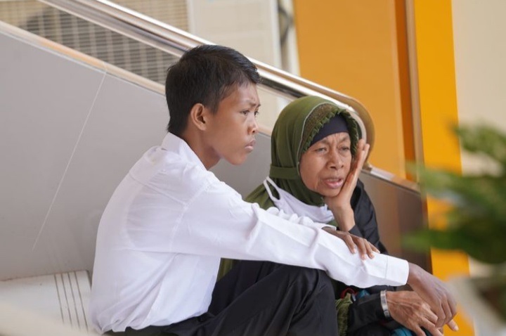 Bikin Terenyuh! Ibu Berpakaian Lusuh Dampingi Putranya Berjuang Meraih Impian