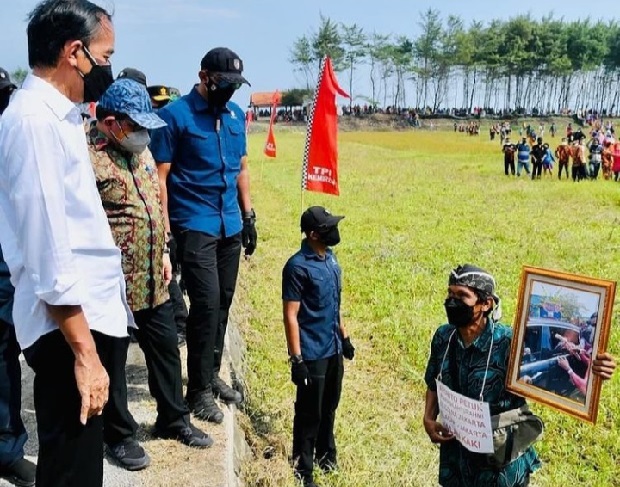 Panggil Jokowi Sampai Tersungkur di Rumput Liar, Aksi Pria Ini Bikin Terpingkal