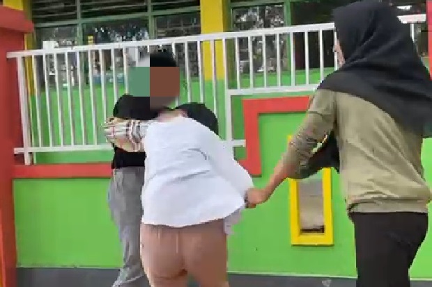 Viral! 2 Remaja Perempuan Bully dan Tampar Rekannya, Kini Ditangani Polisi
