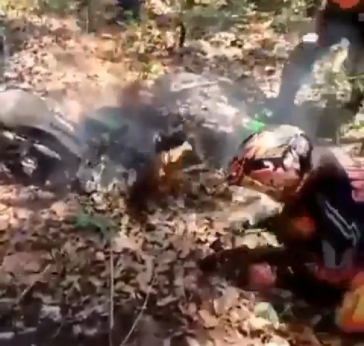 Viral! Motornya Terbakar, Malah Dipadamkan Pakai Daun Kering, Netizen: Otak Belakangan 
