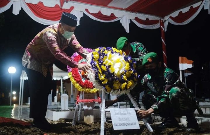 Ikuti Pemakaman Praka Dirhamsah, Plt Gubernur Sulsel Sampaikan Duka Gugurnya Prajurit TNI di Papua