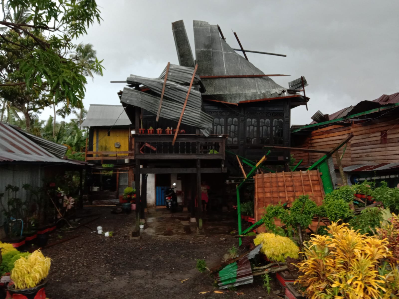 Belasan Rumah dan Fasum di Pinrang Rusak Akibat Puting Beliung, Plt Gubernur Pastikan Bantuan Logistik Aman untuk Korban