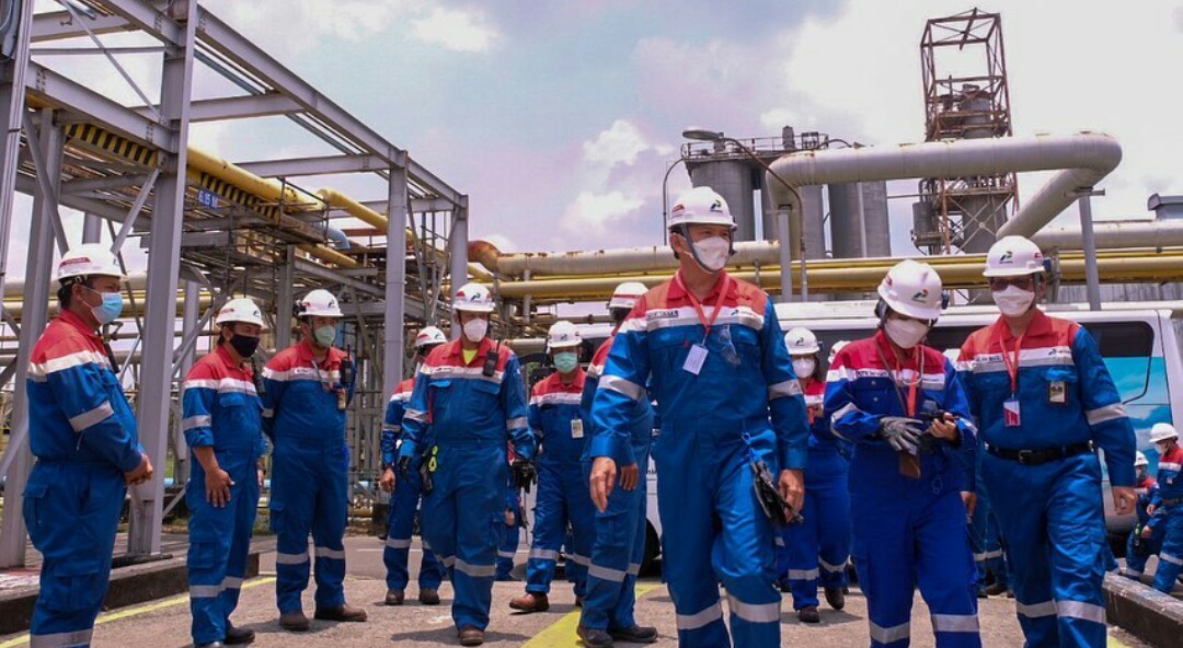 Gaya Ahok Pakai Helm Proyek di Kilang Minyak Tertua, Gagah!
