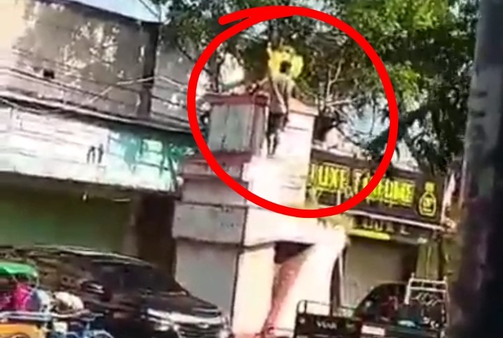 Heboh! Pria Ini Panjati dan Pukuli Patung Garuda Pancasila