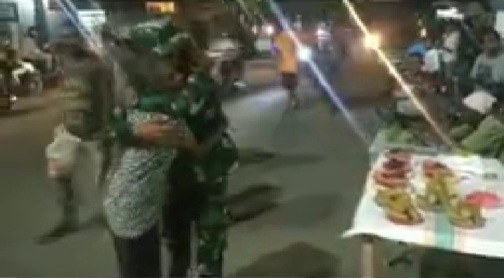 Bikin Haru! Prajurit TNI Beri Hormat dan Peluk Ibu, Netizen: Videonya Mengandung Bawang