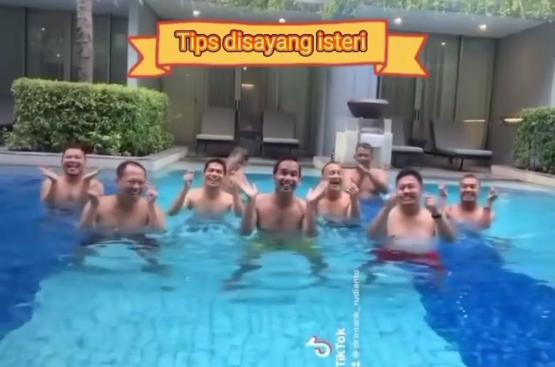 Ngakak… Ketua DPRD Makassar dan Sejumlah Rekannya Main Tiktok di Kolam Renang