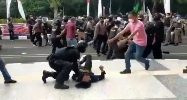 Viral, Polisi Banting Mahasiswa hingga Terkapar Saat Demo di Pemkab Tangerang