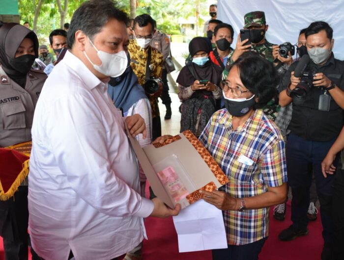Salurkan Bantuan Tunai PKL dan Warung, Menko Airlangga: NTB Paling Cepat dan Tepat Sasaran