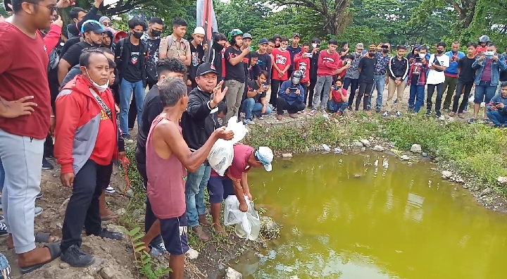 Suporter PSM Tebar Ikan di Genangan Bekas Bangunan Stadion Mattoanging