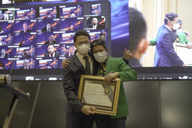 Zakir Sabara Raih Penghargaan dari PII, Pelopor Pendidikan Program Profesi Insinyur