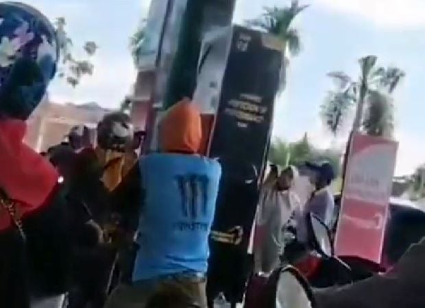 Viral! Pemotor Antre Mengisi Pertamax Turbo Akibat Premium Langka?
