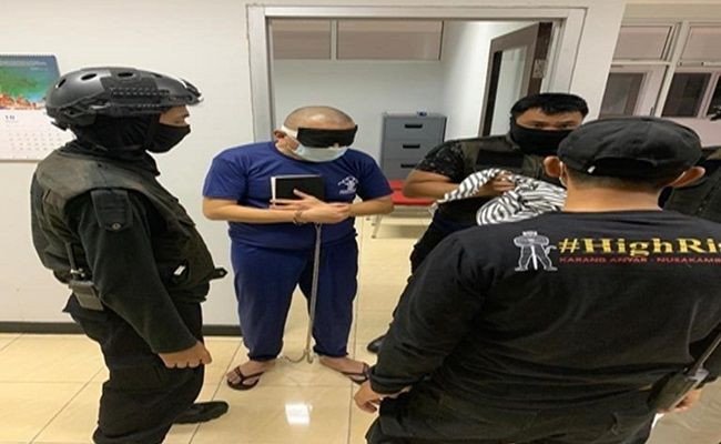 Mata Tertutup, Tangan-Kaki Diborgol Rantai, Pria Ini Dibawa ke Nusakambangan