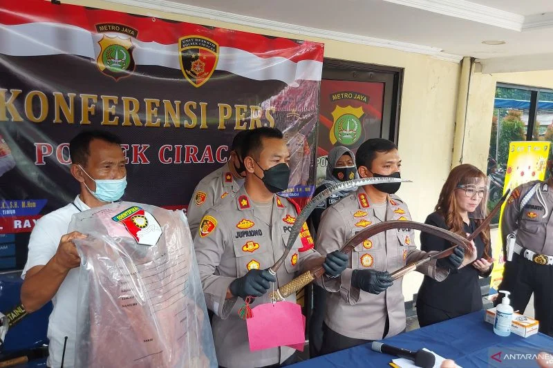 Berteriak Minta Tolong, Celurit Tetap Menancap di Tubuhnya