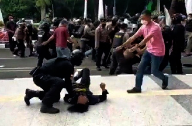 Kasus Polisi Banting Mahasiswa Diambil Alih Penanganannya Propam Polda Banten