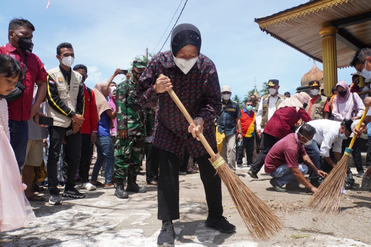 Usai Ngamuk di Gorontalo, Risma Beraksi Menyapu Makam di Padang