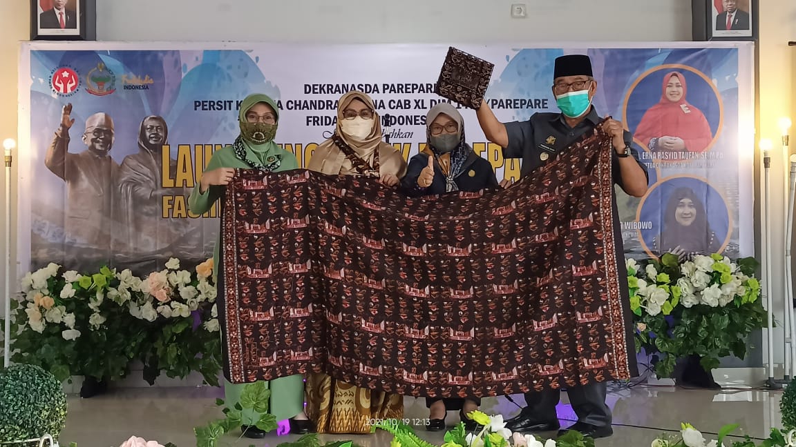 Tangis Haru Erna Rasyid Taufan Saat Launching Batik Khas Parepare