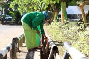 Petugas PDAM Makassar dan Warga Kompak Bersihkan Saluran Drainase