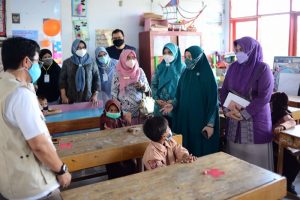 Tiba di SD Inpres Karunrung, Naoemi Octarina Meninjau Anak-anak Imunisasi