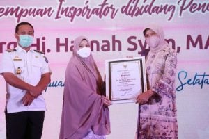 Jadi Inspirasi, Hasnah Syam Terima Penghargaan pada Peringatan Hari Ibu Provinsi Sulsel