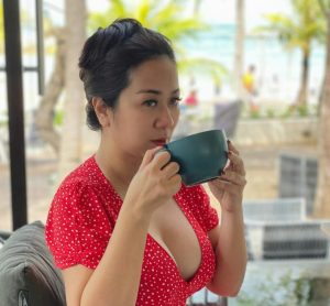 Tante Ernie Si Pemersatu Bangsa Resmi Jadi Nenek