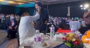Menag Yaqut Pegang-pegang Pipi Perempuan? Ternyata…