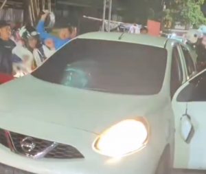 Dikemudikan Remaja 15 Tahun, Mobil Pelaku Tabrak Tabrak Lari Dirusak Warga