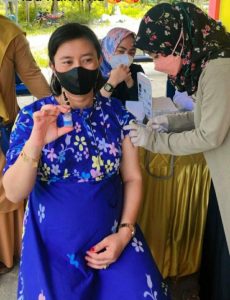 Di Sabbang Selatan, Rahma Suaib Dampingi Ibu Hamil divaksin