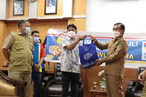 Bantu Korban Banjir Malbar, Indomaret Serahkan 50 Paket Sembako ke Pemda Lutra