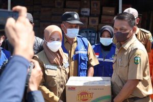 Bupati Luwu Utara Antar Langsung Bantuan untuk Korban Banjir di Walmas