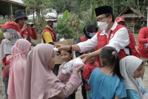 Wabup Suaib Mansur Serahkan Bantuan untuk Korban Banjir di Walmas