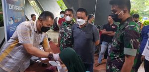 Hujan Guyur Kota Makassar Tidak Mengurungkan Tim Vaksinator Bekerja