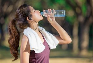 Jangan Disepelekan, Ini Bahaya Minum Air Sambil Berdiri