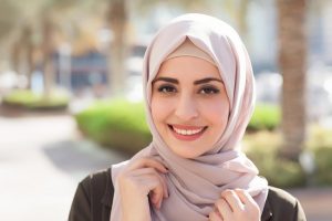 Tips Tampil Lebih Muda dengan Hijab
